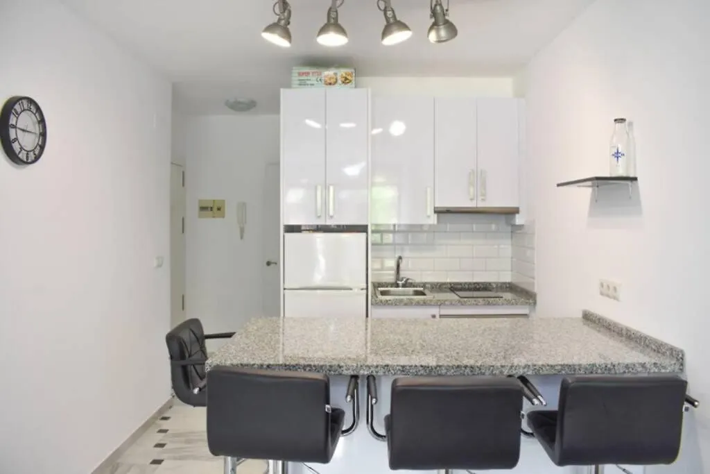 Apartamento En Urb Primera Linea De Playa Malaga